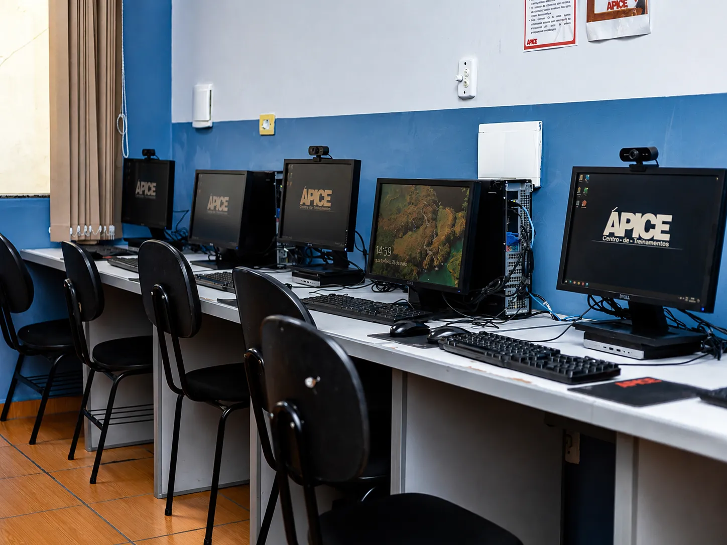 Laboratório de informática da Ápice Treinamentos